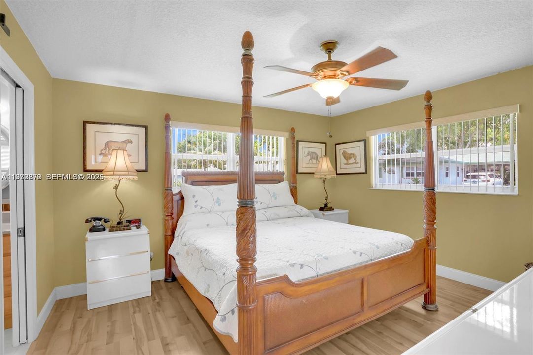 For Sale: $285,000 (2 beds, 2 baths, 950 Square Feet)