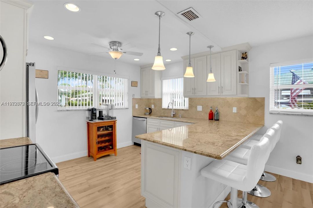 For Sale: $285,000 (2 beds, 2 baths, 950 Square Feet)