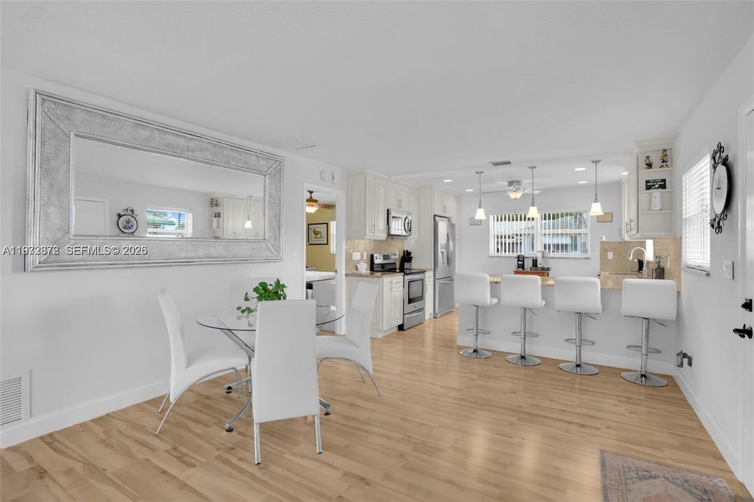 For Sale: $285,000 (2 beds, 2 baths, 950 Square Feet)