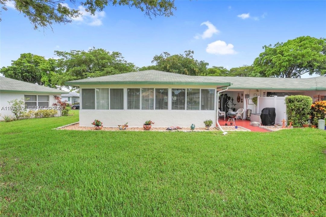 For Sale: $285,000 (2 beds, 2 baths, 950 Square Feet)