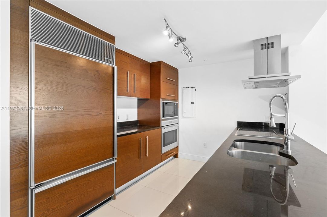 For Sale: $994,000 (2 beds, 2 baths, 1450 Square Feet)
