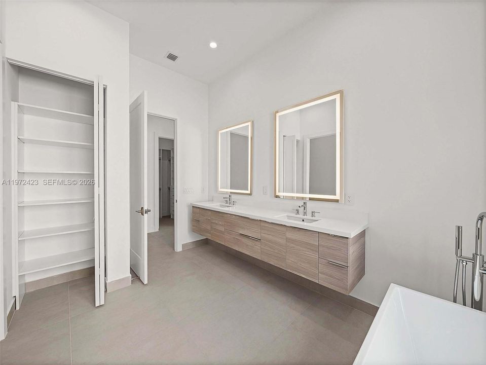В аренду: $14,000 (5 спален, 5 ванн, 0 Квадратных фут)