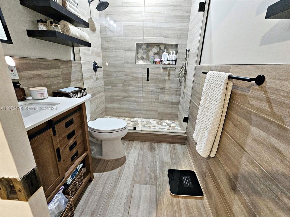 合同活跃: $345,000 (2 贝兹, 2 浴室, 1074 平方英尺)