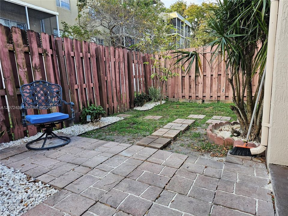 合同活跃: $345,000 (2 贝兹, 2 浴室, 1074 平方英尺)