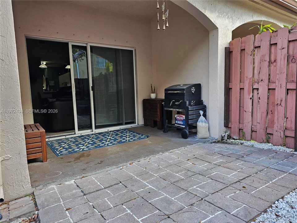 合同活跃: $345,000 (2 贝兹, 2 浴室, 1074 平方英尺)