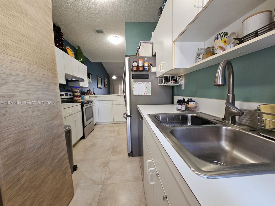 合同活跃: $345,000 (2 贝兹, 2 浴室, 1074 平方英尺)