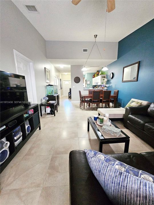 合同活跃: $345,000 (2 贝兹, 2 浴室, 1074 平方英尺)