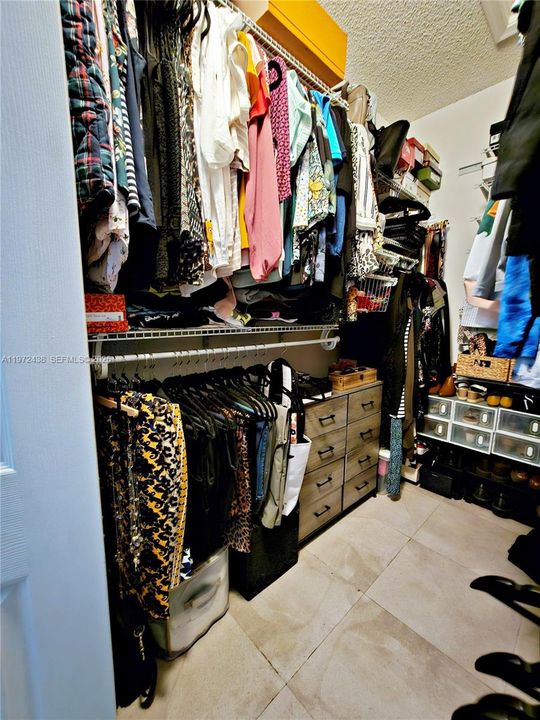 合同活跃: $345,000 (2 贝兹, 2 浴室, 1074 平方英尺)