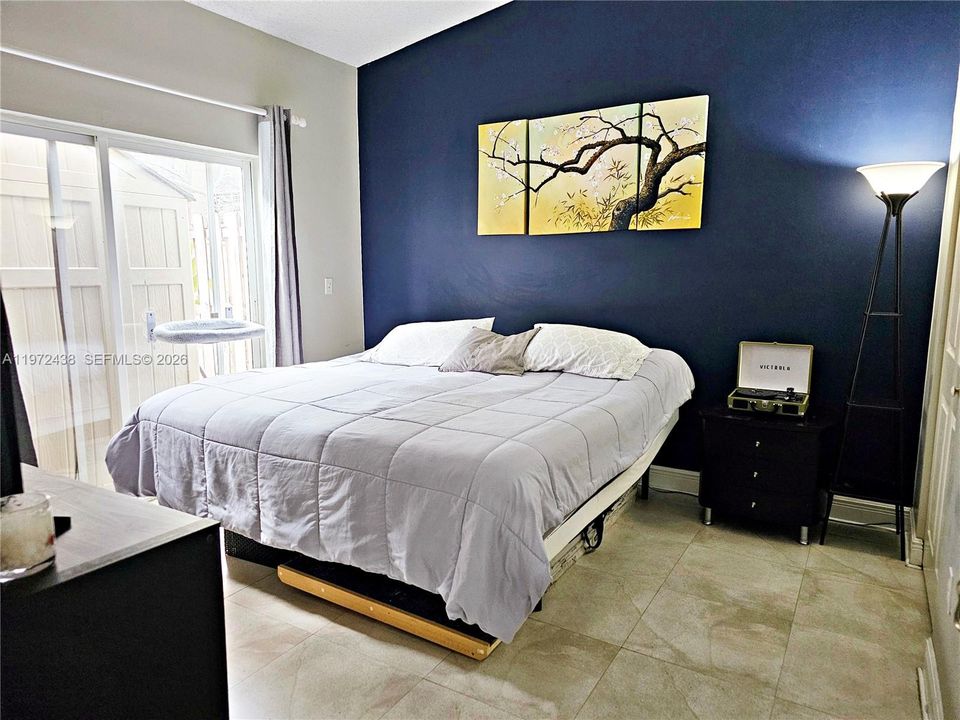 合同活跃: $345,000 (2 贝兹, 2 浴室, 1074 平方英尺)