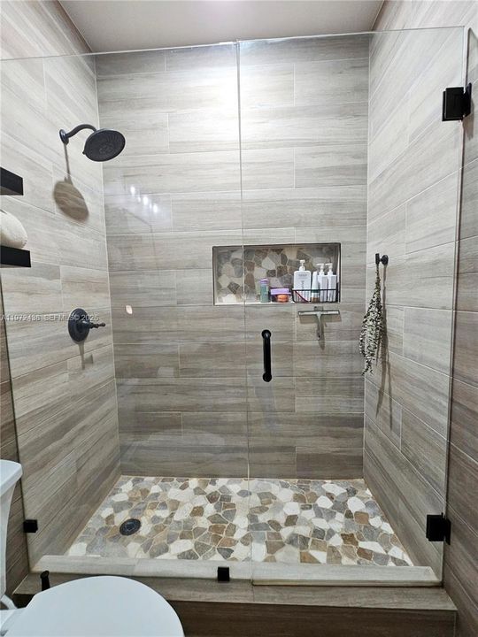 合同活跃: $345,000 (2 贝兹, 2 浴室, 1074 平方英尺)