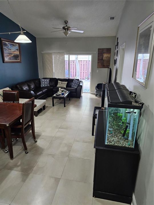 合同活跃: $345,000 (2 贝兹, 2 浴室, 1074 平方英尺)