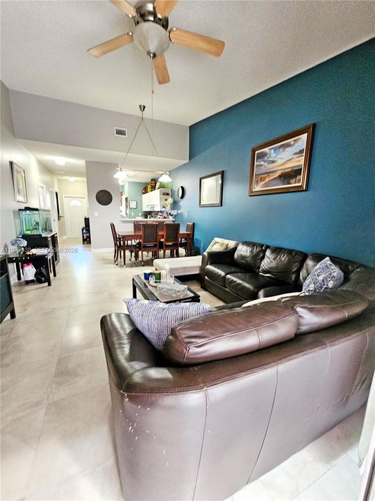 合同活跃: $345,000 (2 贝兹, 2 浴室, 1074 平方英尺)