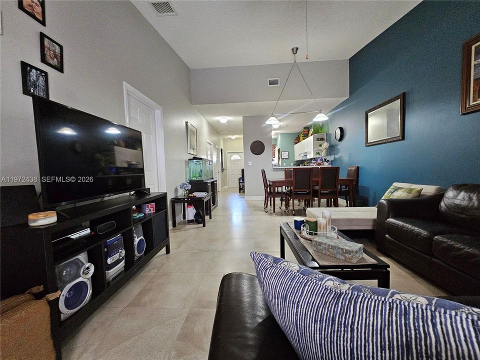 合同活跃: $345,000 (2 贝兹, 2 浴室, 1074 平方英尺)