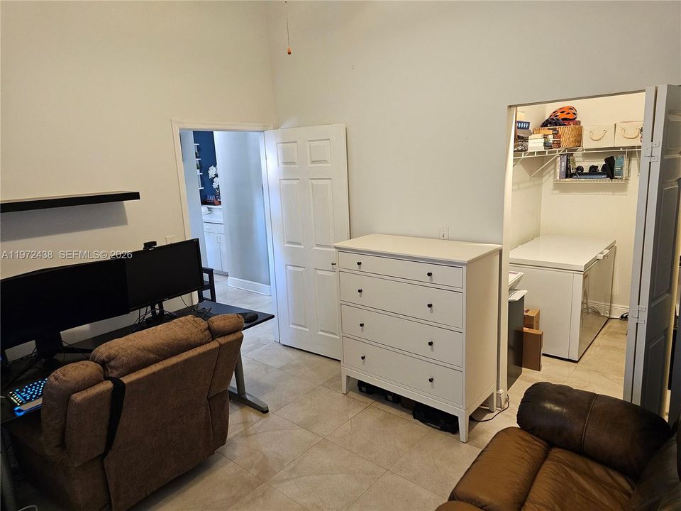 合同活跃: $345,000 (2 贝兹, 2 浴室, 1074 平方英尺)