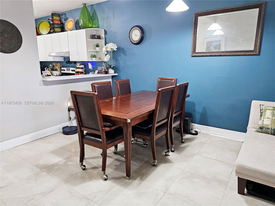 合同活跃: $345,000 (2 贝兹, 2 浴室, 1074 平方英尺)