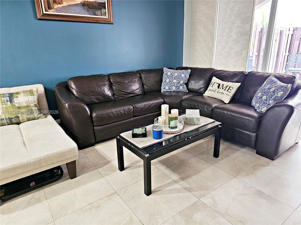 合同活跃: $345,000 (2 贝兹, 2 浴室, 1074 平方英尺)