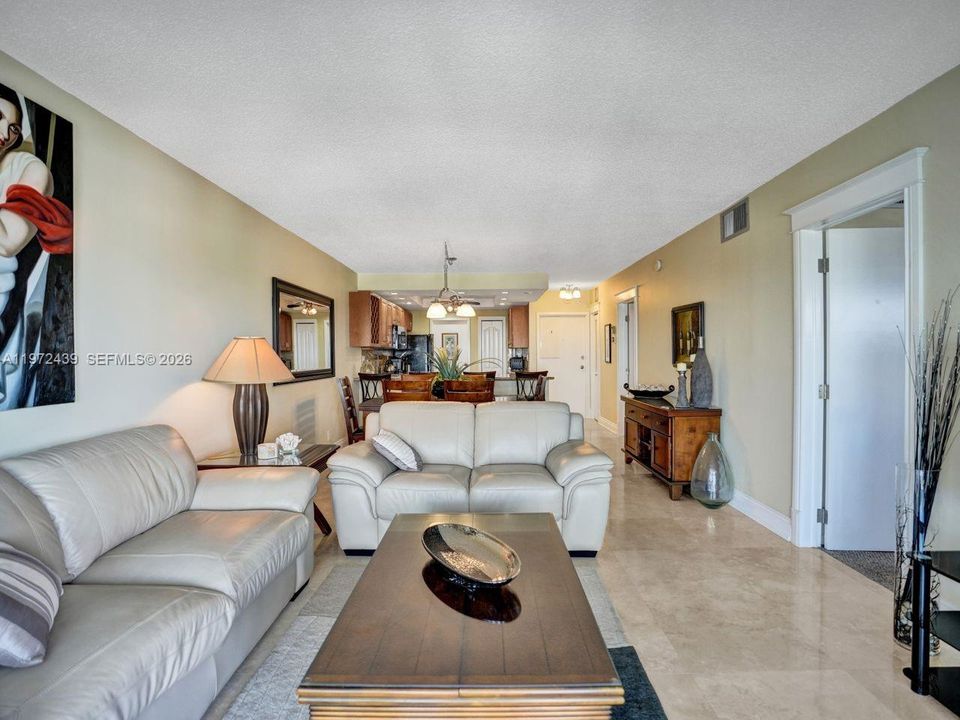 En Venta: $499,000 (2 camas, 2 baños, 1070 Pies cuadrados)