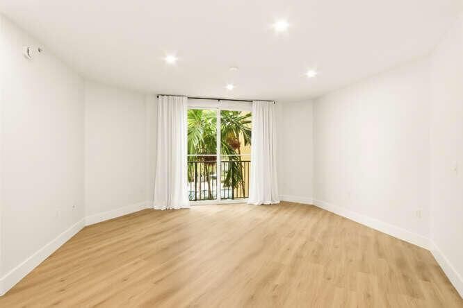 720 S Sapodilla Ave Unit 304-small-006-0