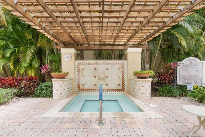 720 S Sapodilla Ave Unit 304-small-039-0