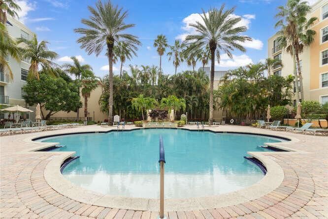 720 S Sapodilla Ave Unit 304-small-037-0