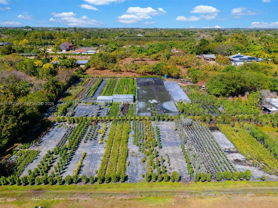 Под контрактом: $1,600,000 (3 спален, 2 ванн, 3244 Квадратных фут)