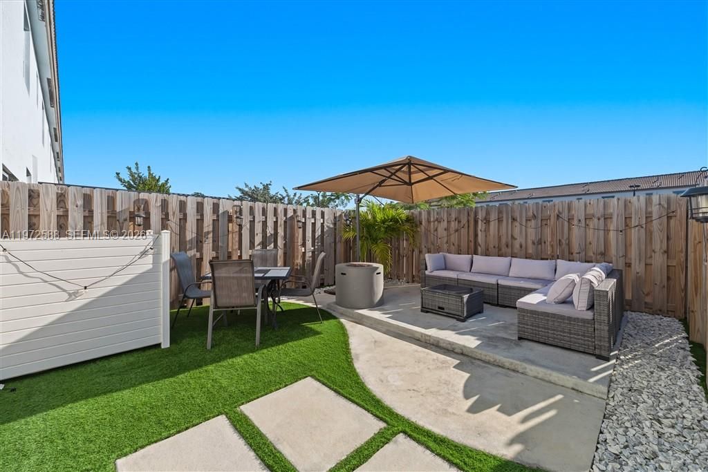 For Sale: $519,900 (3 beds, 3 baths, 1328 Square Feet)