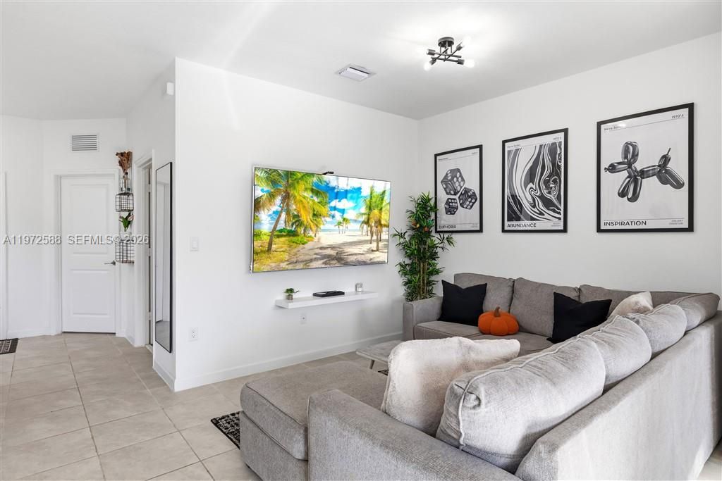 For Sale: $519,900 (3 beds, 3 baths, 1328 Square Feet)