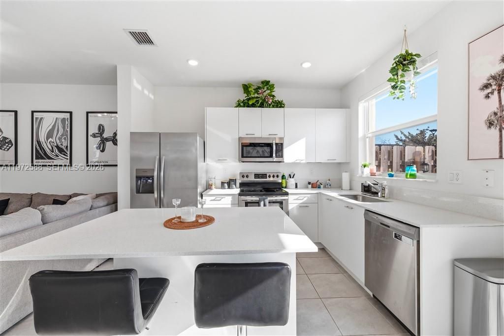 For Sale: $519,900 (3 beds, 3 baths, 1328 Square Feet)
