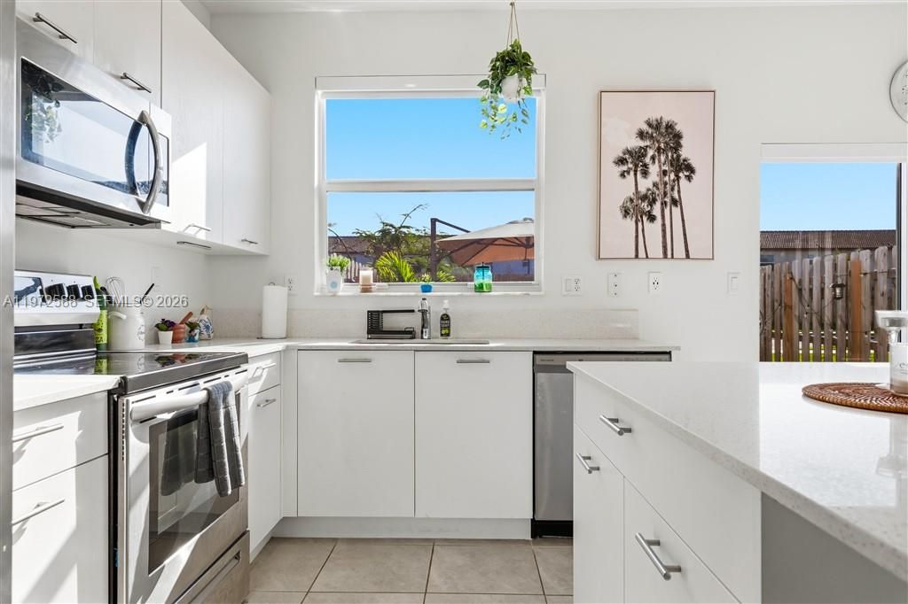 For Sale: $519,900 (3 beds, 3 baths, 1328 Square Feet)