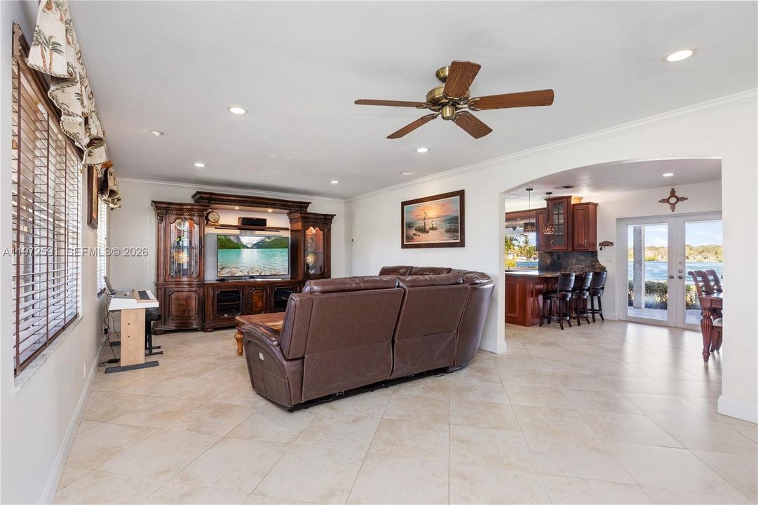 Activo con contrato: $749,000 (3 camas, 2 baños, 1660 Pies cuadrados)