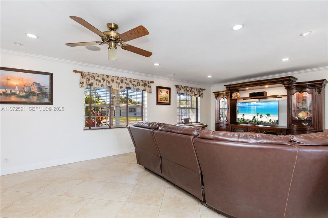 Activo con contrato: $749,000 (3 camas, 2 baños, 1660 Pies cuadrados)
