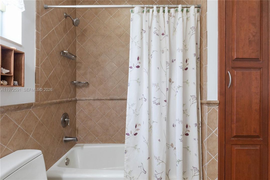 Activo con contrato: $749,000 (3 camas, 2 baños, 1660 Pies cuadrados)