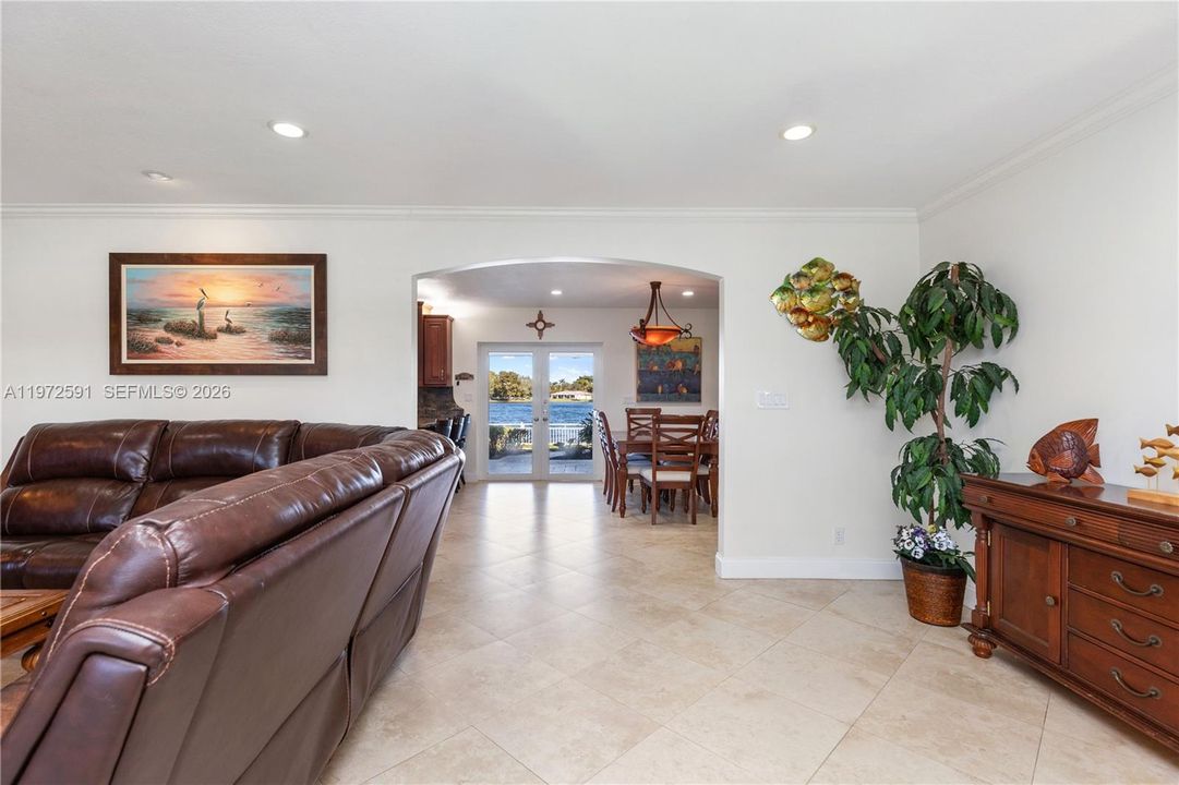 Activo con contrato: $749,000 (3 camas, 2 baños, 1660 Pies cuadrados)