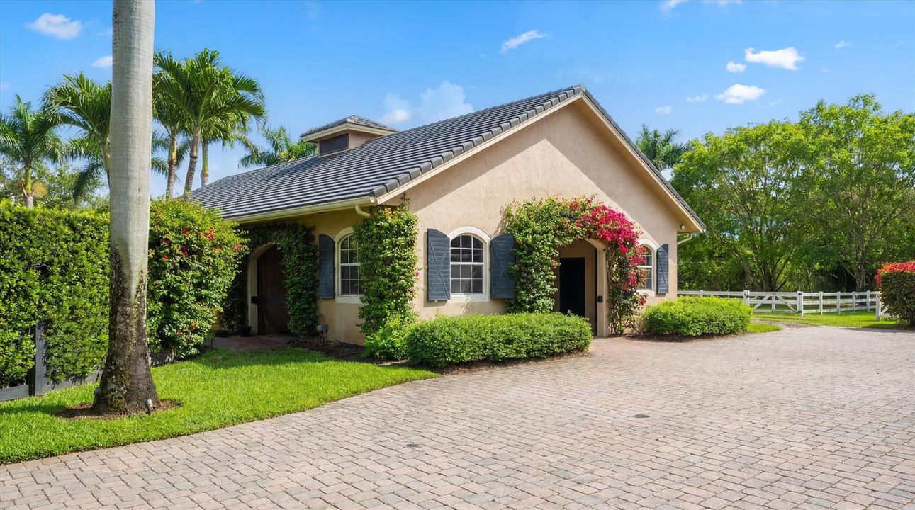 43-14911 equestrian way