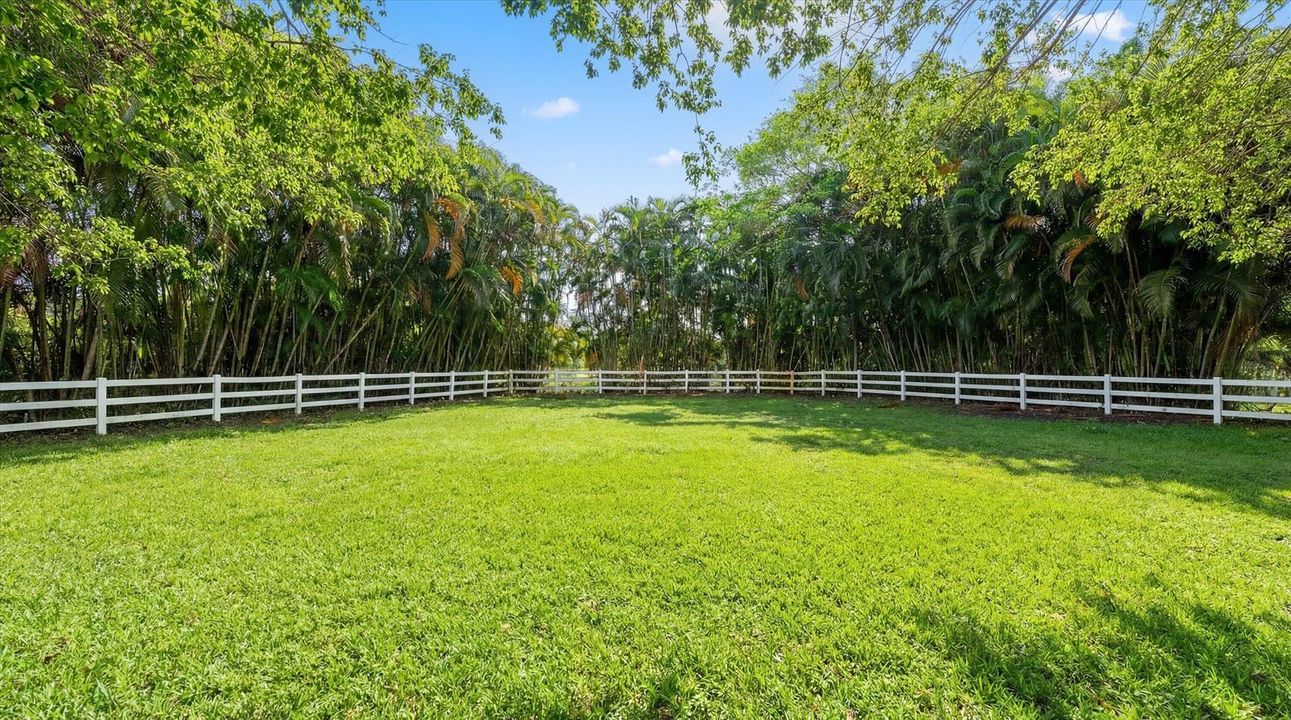 61-14911 equestrian way