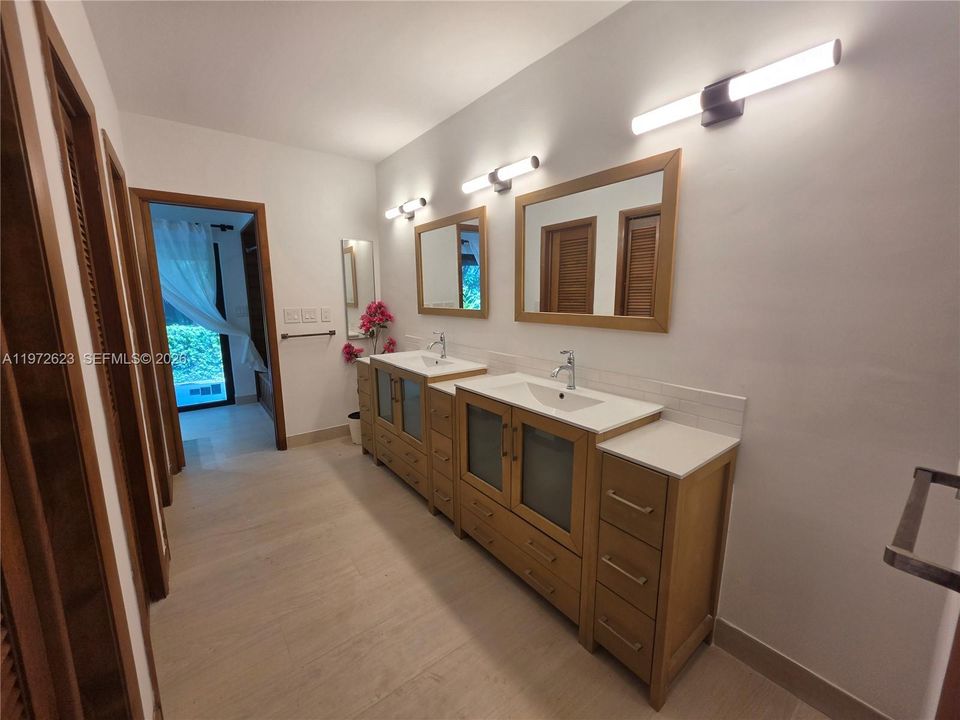 В аренду: $9,000 (5 спален, 4 ванн, 3639 Квадратных фут)
