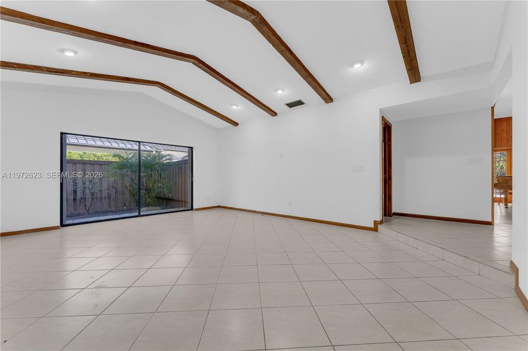 В аренду: $9,000 (5 спален, 4 ванн, 3639 Квадратных фут)