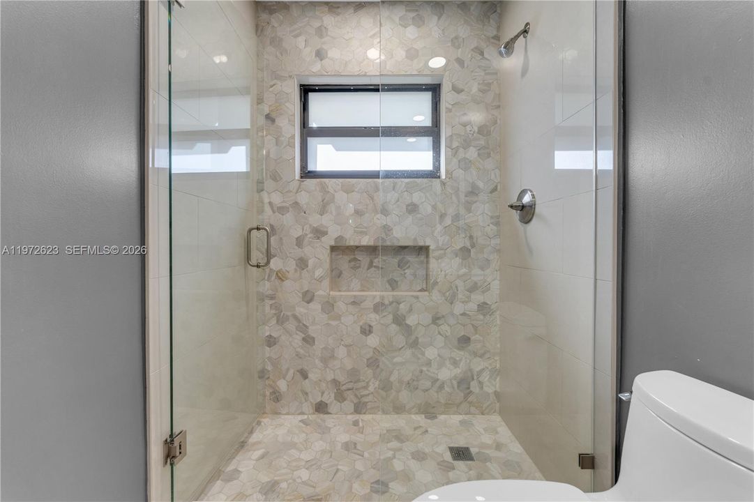 В аренду: $9,000 (5 спален, 4 ванн, 3639 Квадратных фут)