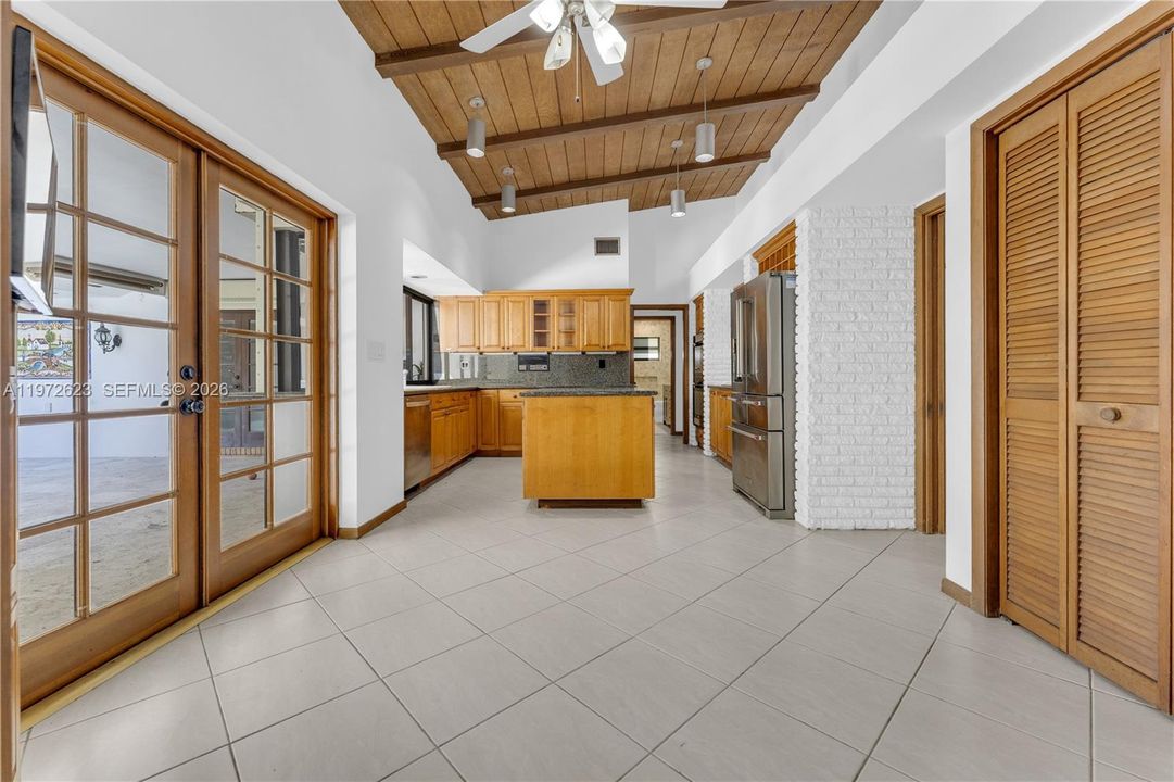 В аренду: $9,000 (5 спален, 4 ванн, 3639 Квадратных фут)