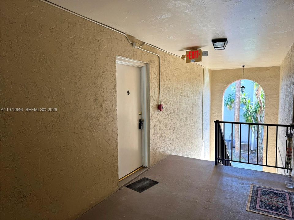 Active With Contract: $179,000 (1 beds, 1 baths, 709 Square Feet)