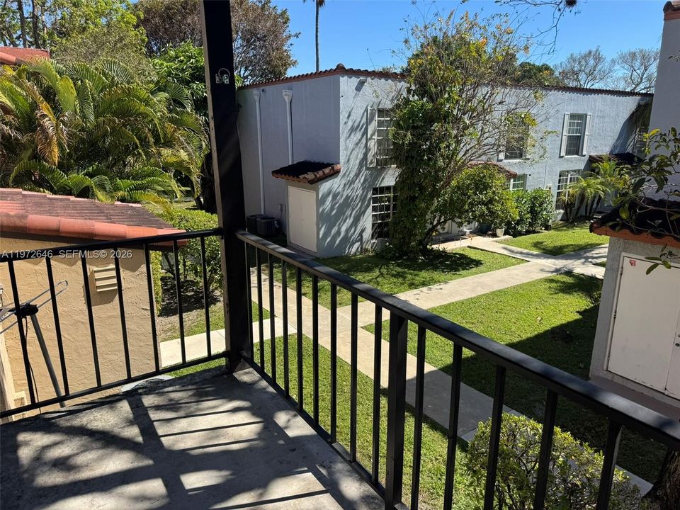 Active With Contract: $179,000 (1 beds, 1 baths, 709 Square Feet)