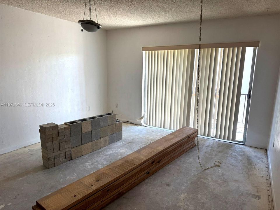 Active With Contract: $179,000 (1 beds, 1 baths, 709 Square Feet)