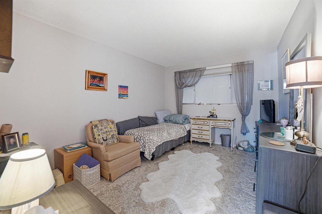 207 Bedroom2