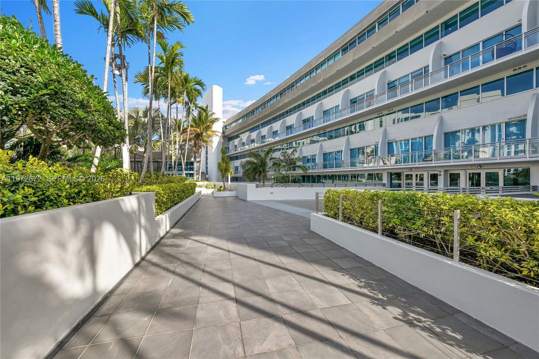 For Sale: $1,099,000 (3 beds, 3 baths, 1869 Square Feet)