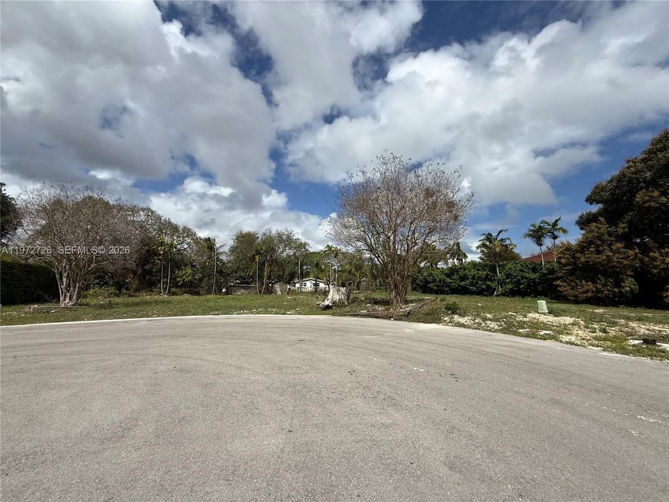 На продажу: $1,250,000 (0.42 acres)