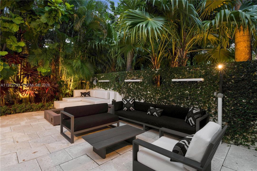 great patio to entertain at the back of the house.