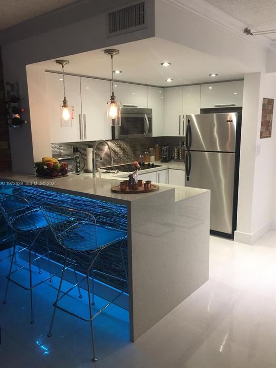 Active With Contract: $2,000 (1 beds, 1 baths, 676 Square Feet)
