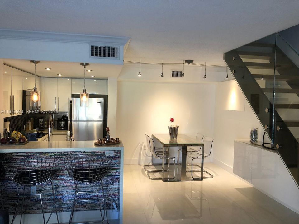 Active With Contract: $2,000 (1 beds, 1 baths, 676 Square Feet)