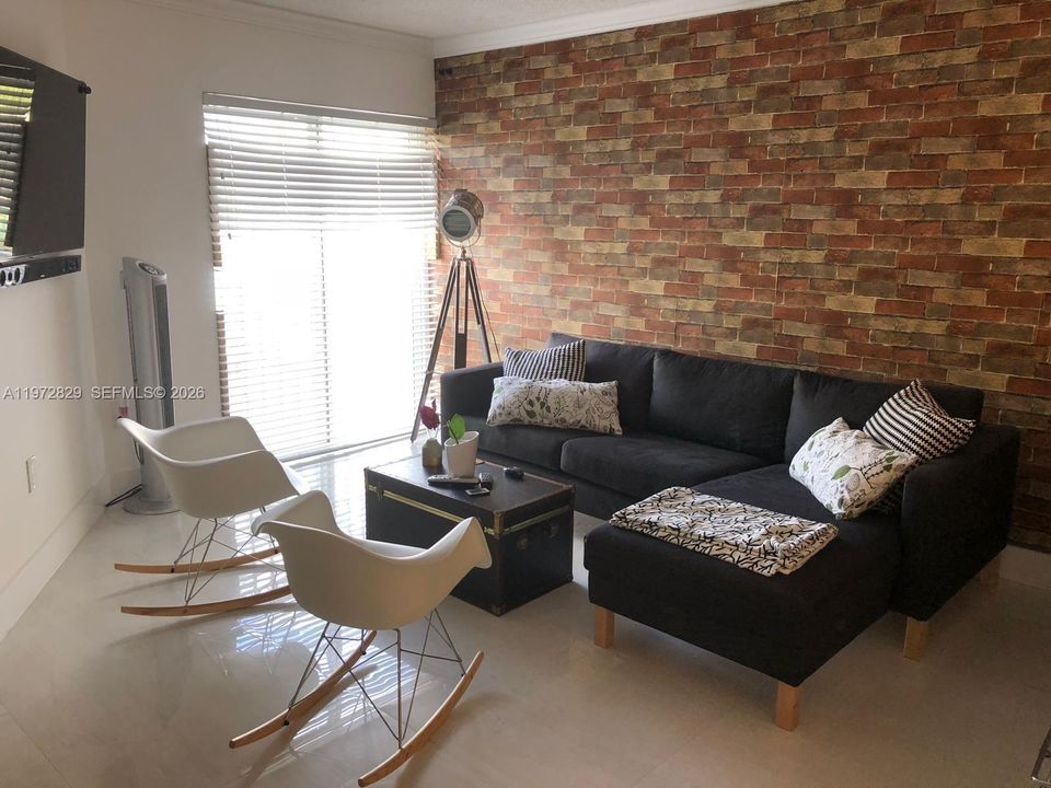 Active With Contract: $2,000 (1 beds, 1 baths, 676 Square Feet)