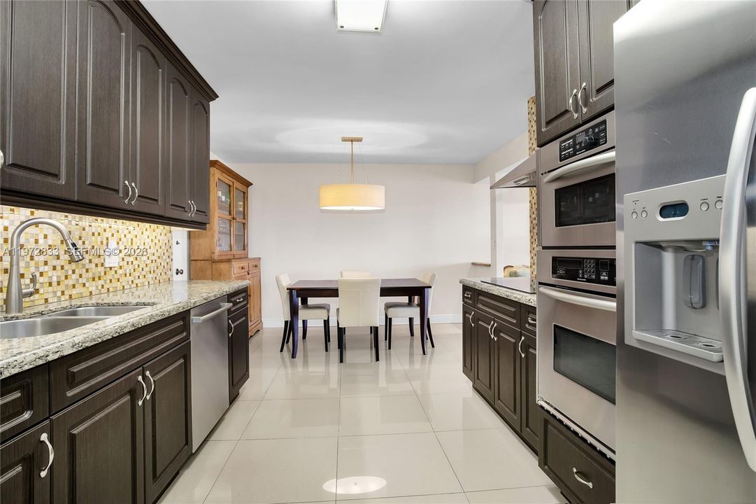 На продажу: $299,000 (2 спален, 3 ванн, 1950 Квадратных фут)